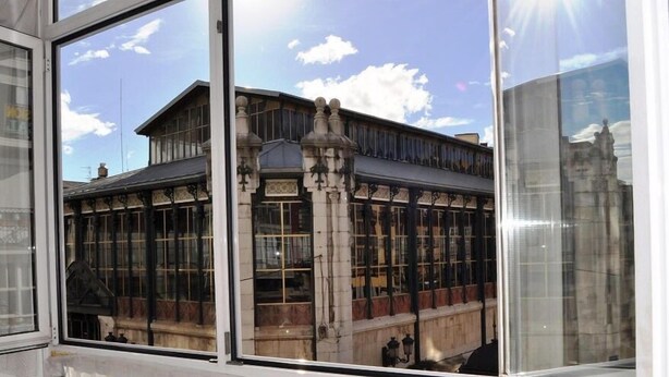 A historic building with large windows and a stone facade. - Hospedaje Botín (Santander)