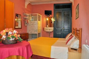 Escritorio, cortinas blackout y camas plegables/adicionales