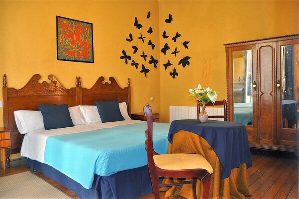 مكتب وستائر تعتيم وأسرّة قابلة للطي وواي فاي مجانًا