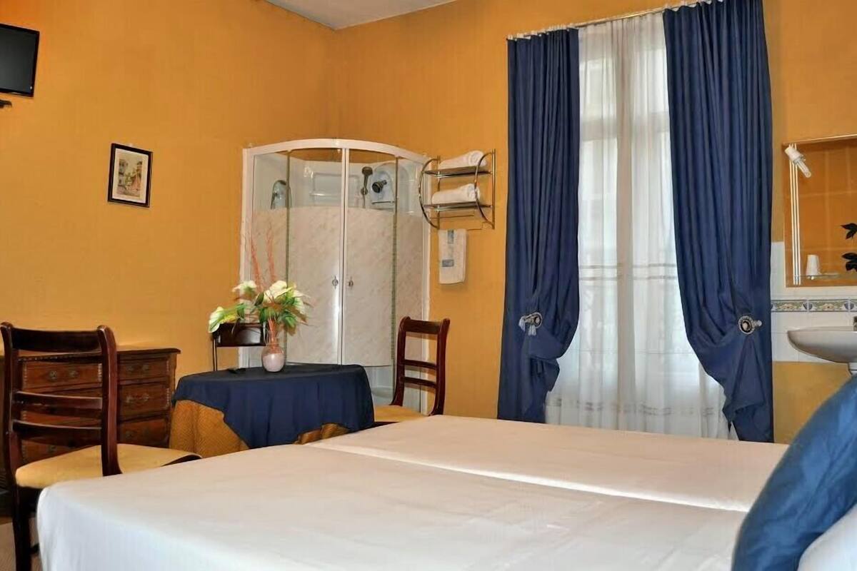 Habitación cuádruple | Escritorio, cortinas blackout, camas extra y wifi gratis 