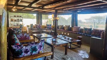 Breakfast, lunch, dinner served; international cuisine