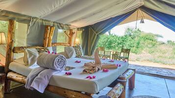 Deluxe Tent | In-room safe, desk