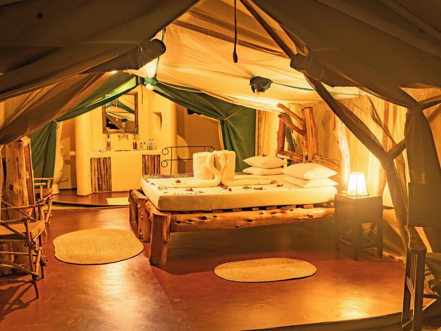 Lều Deluxe, quang cảnh vườn | Két bảo mật tại phòng, bàn, nôi (giường cho trẻ sơ sinh) miễn phí