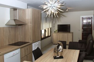 Frigorífico grande, microondas, horno y placa de cocina