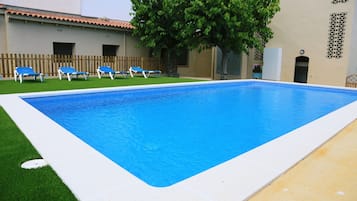 Piscine extérieure, chaises longues