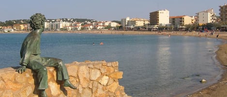 Una spiaggia nelle vicinanze