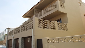 واجهة المنشأة - في المساء/الليل