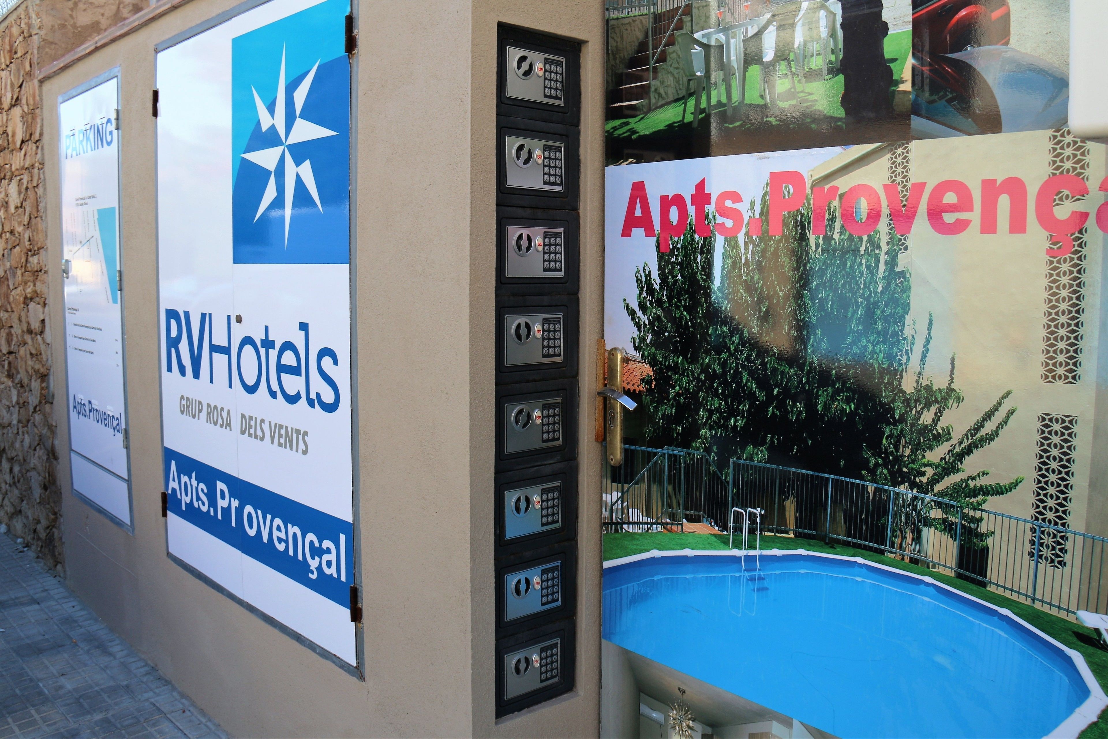 Señal de hotel con 'RVHotels' y 'Apts. Provence' que indica disponibilidad de vehículos recreativos y apartamentos.
