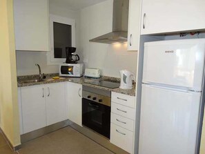 Full-sized fridge, microwave, oven, stovetop