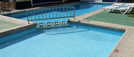 2 piscines extérieures, chaises longues