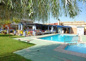 2 albercas al aire libre y camastros 