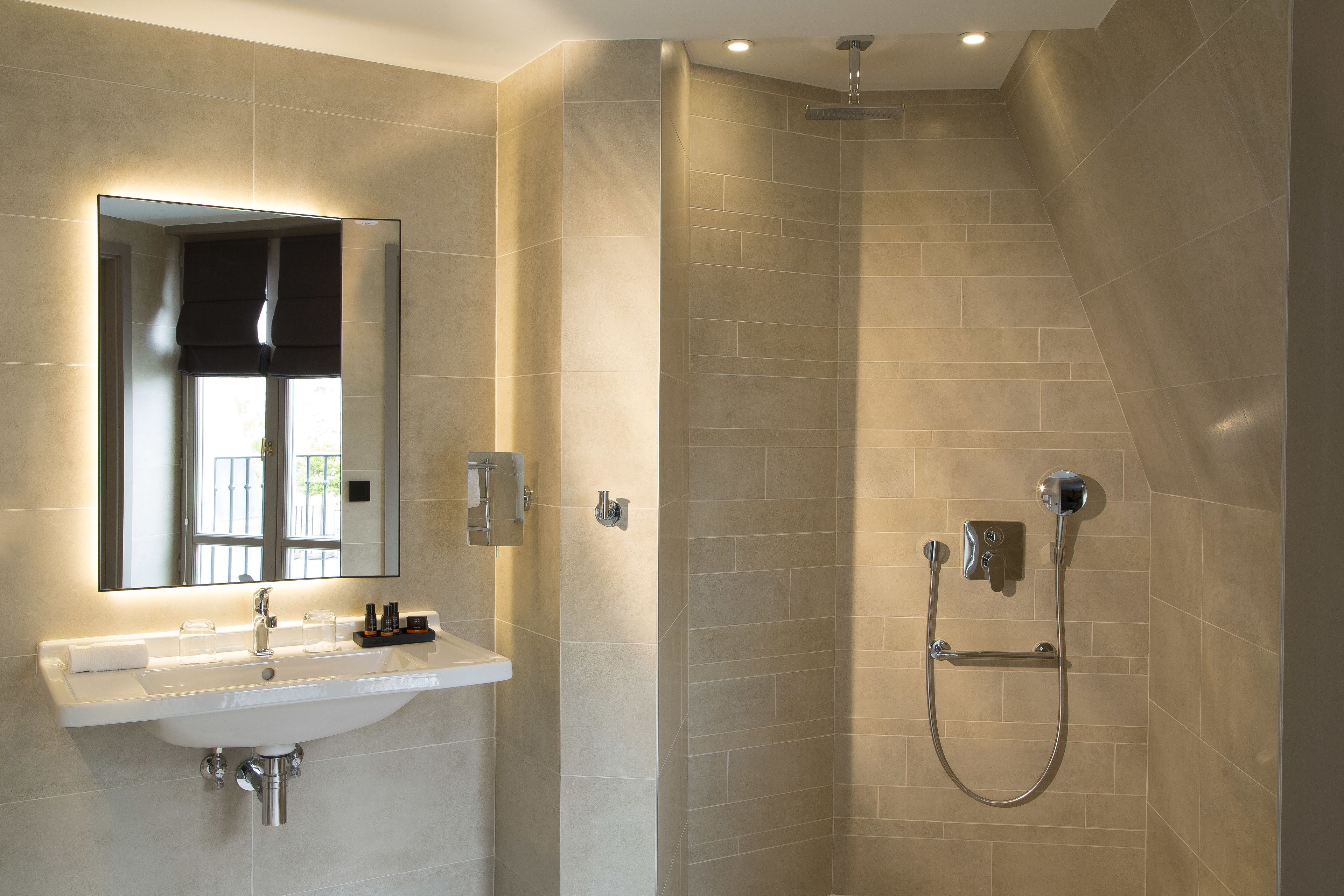 junior suite | bathroom | shower, free toiletries, hair dryer, towels