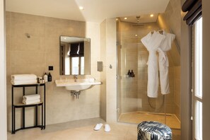 Prestige room, balcony | Badezimmer | Kostenlose Toilettenartikel, Haartrockner, Handtücher