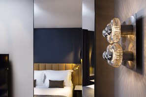 Minibar, in-room safe, desk, soundproofing - Le 10 Bis Hotel (Paris)