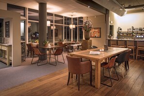 Breakfast, lunch, dinner served; international cuisine  - Stadshotel Doesburg (Doesburg)