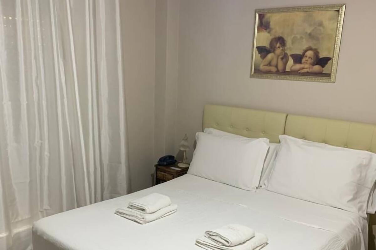 Habitación con 1 cama matrimonial o 2 individuales | Baño | Regadera, amenidades de baño gratuitas, secadora de cabello, bidet 