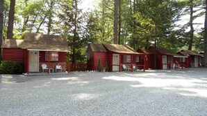 Desk, WiFi (free) - Do Rest Court (Lake George)