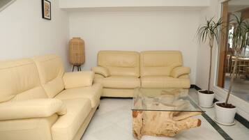 Een 24-inch flatscreentelevisie met digitale zenders en een televisie