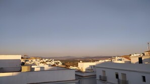 A residential area with white buildings, flat roofs, and a clear sky. - Hostal La Janda (Vejer de la Frontera)