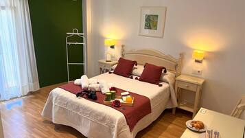 Habitación doble | Minibar, escritorio, cortinas opacas y wifi gratis