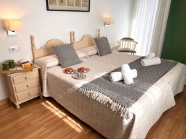 Habitación doble | Minibar, escritorio, cortinas opacas y wifi gratis