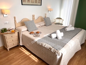 Minibar, escritorio, cortinas blackout y wifi gratis