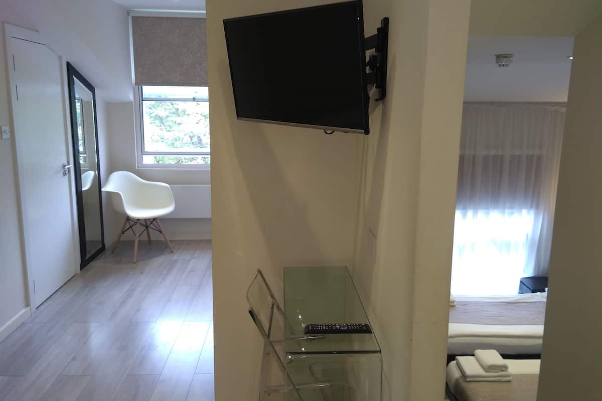 家庭开间, 2 间卧室 | 1 多间卧室、客房内保险箱、隔音、熨斗/熨衣板