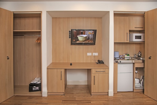 Frigorifero, microonde, piano cottura, macchina per tè/caffè