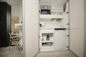 Lemari es, microwave, kompor, dan mesin pembuat kopi/teh