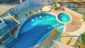2 outdoor pools, sun loungers