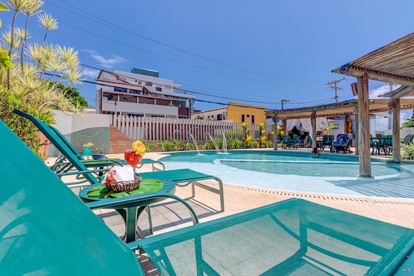 2 piscinas externas, espreguiçadeiras