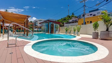 Bañera de hidromasaje al aire libre
