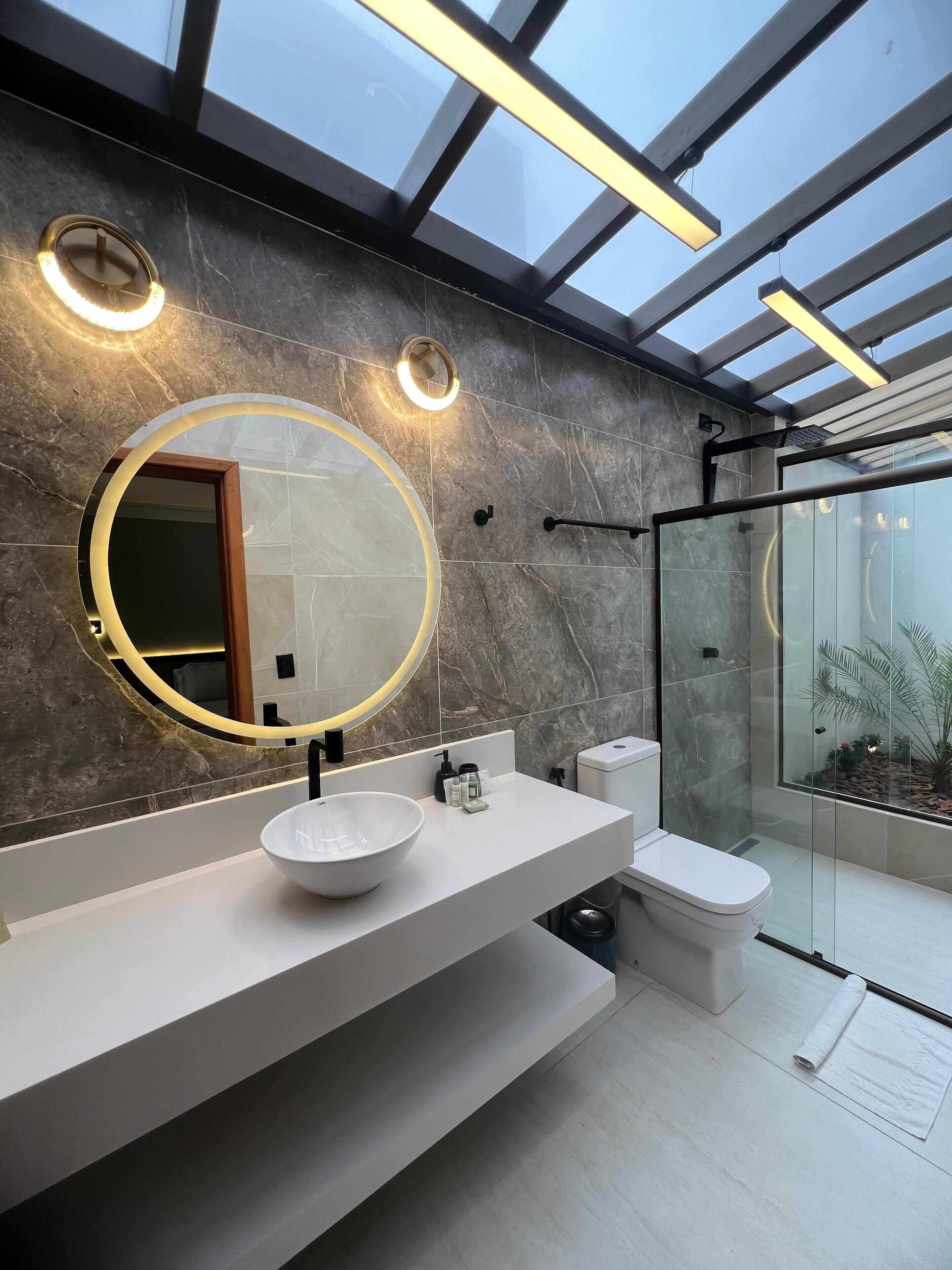 Comfort studio | Badkamer | Gratis toiletartikelen, een haardroger, een bidet, handdoeken