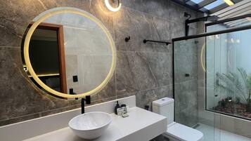 Comfort studio | Badkamer | Gratis toiletartikelen, een haardroger, een bidet, handdoeken