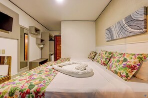 Superior Room | Individually decorated, desk, laptop workspace, blackout drapes - Pousada Praia Bela (Ilhéus)