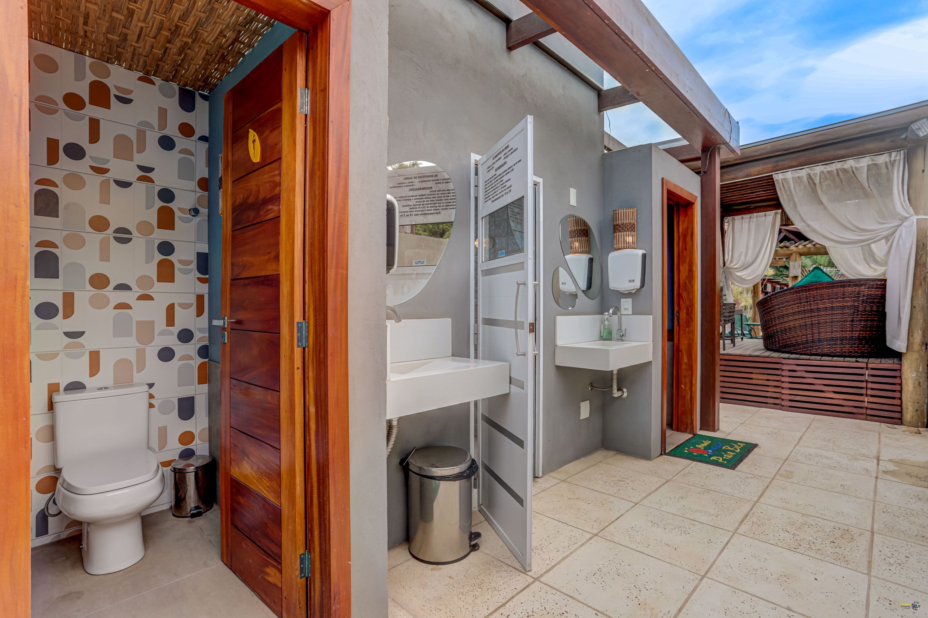 Un baño con inodoro, lavamanos y espejo.