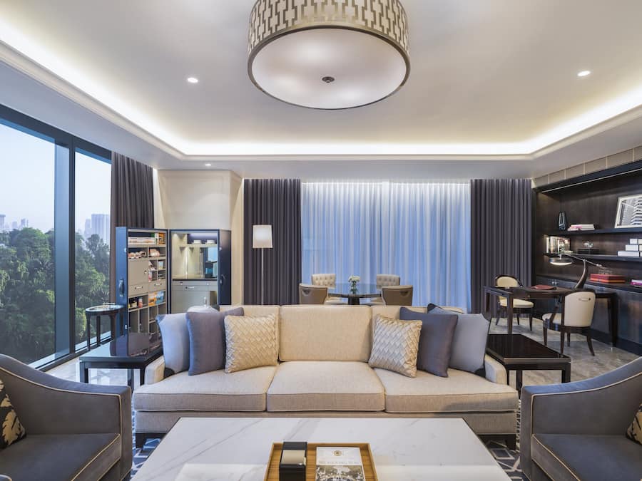 أسرّة بطبقة علوية مريحة ومأكولات ومشروبات مجانية في الميني بار