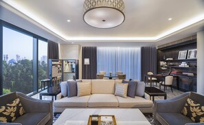 特厚豪華床墊、迷你吧贈品、房內夾萬、書桌