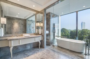 Separate tub and shower, deep soaking tub, rainfall showerhead