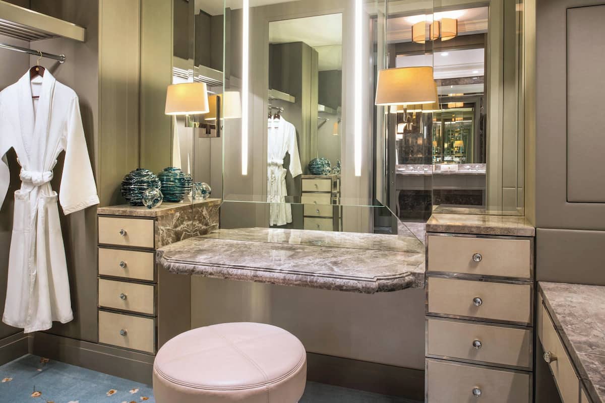 1 bedroom, pillow-top beds, free minibar items, in-room safe
