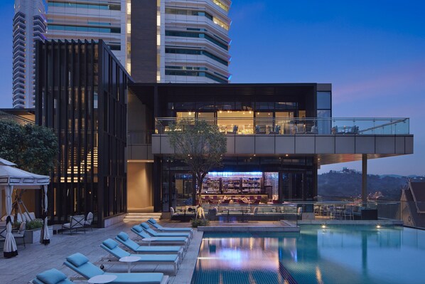 Bar en bord de piscine