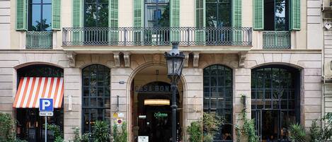 Vista frontal de la propiedad