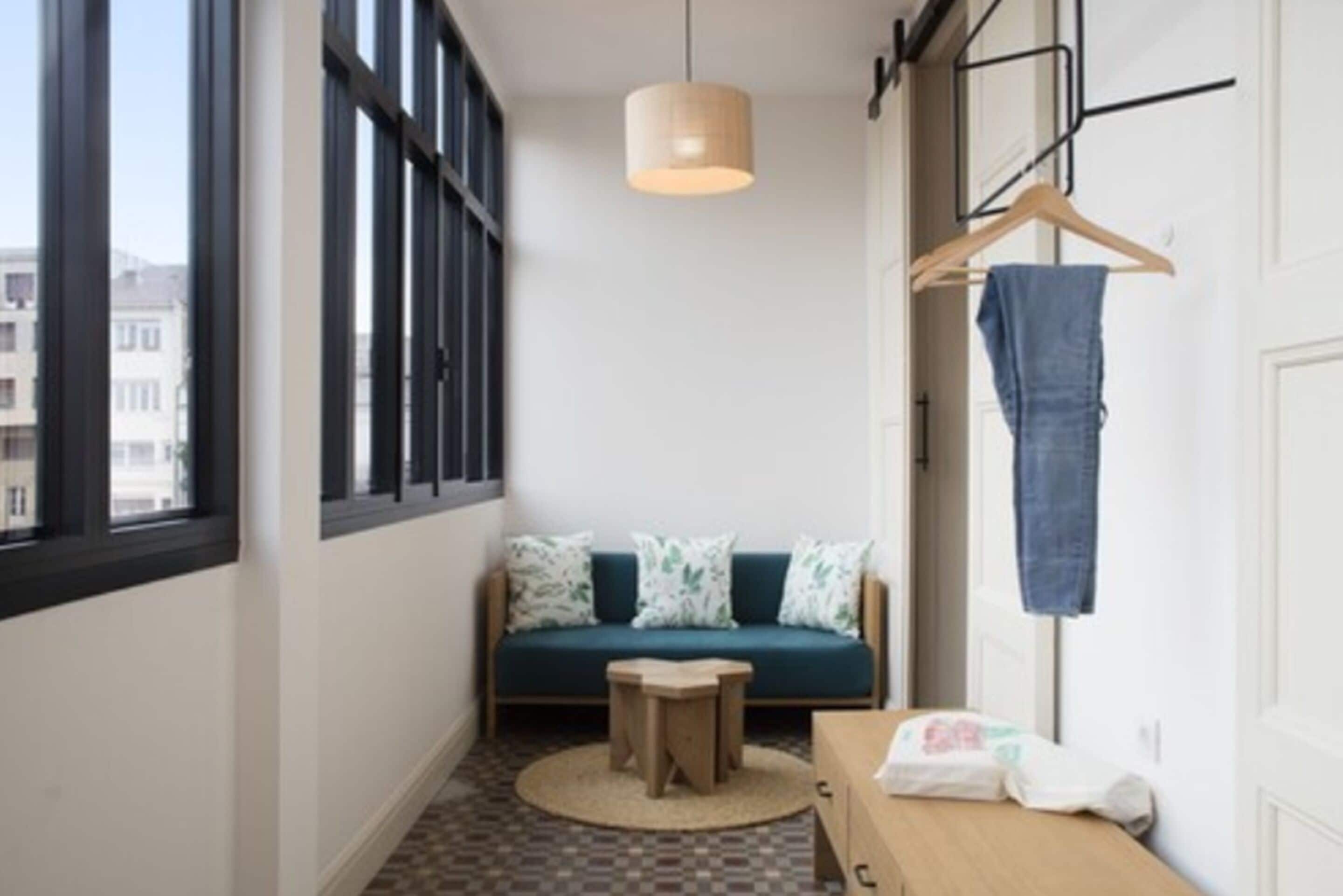 flat-screen tv, pay films