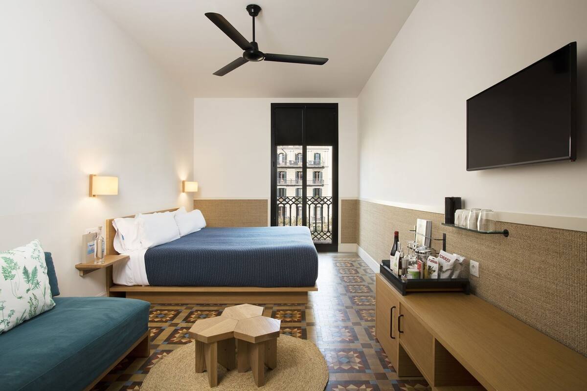 Premium bedding, down comforters, minibar, in-room safe