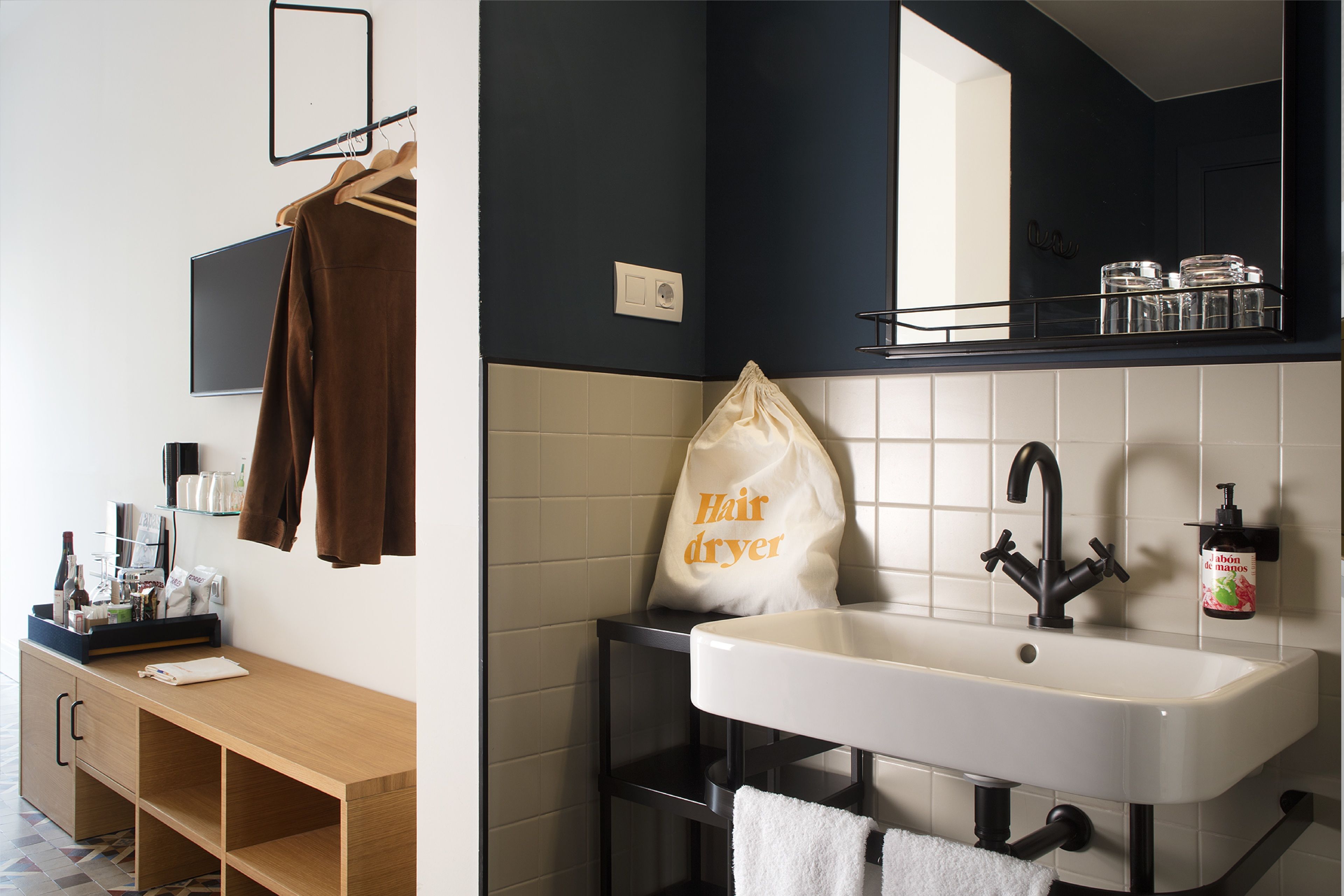 deluxe triple room | bathroom sink