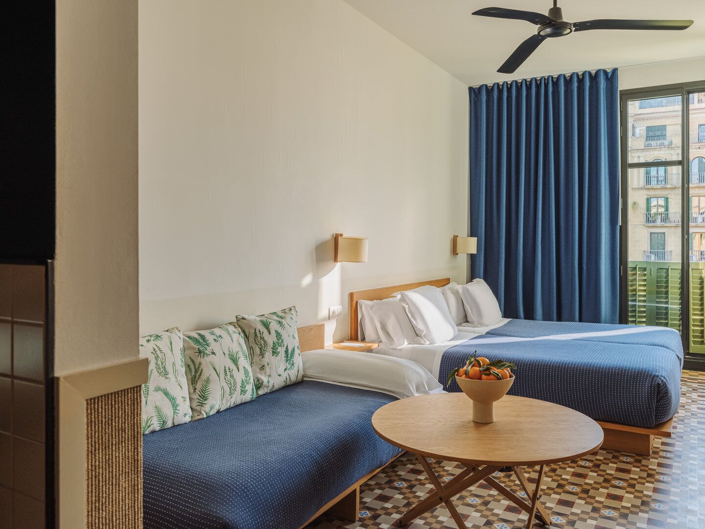 Ropa de cama de alta calidad, cubrecamas y minibar 