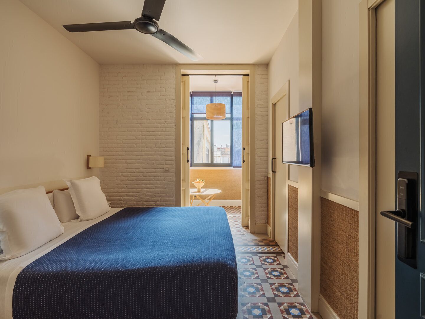 Ropa de cama de alta calidad, cubrecamas y minibar 