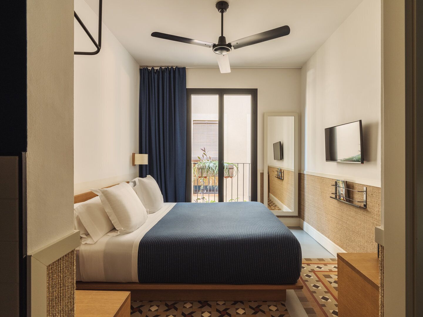 Ropa de cama de alta calidad, cubrecamas y minibar 