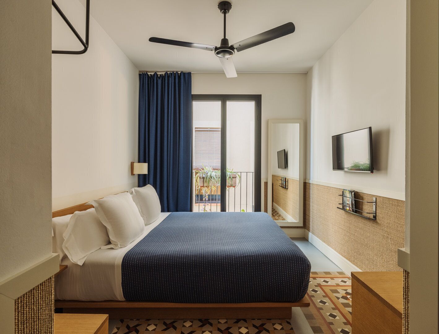 Ropa de cama de alta calidad, cubrecamas y minibar 