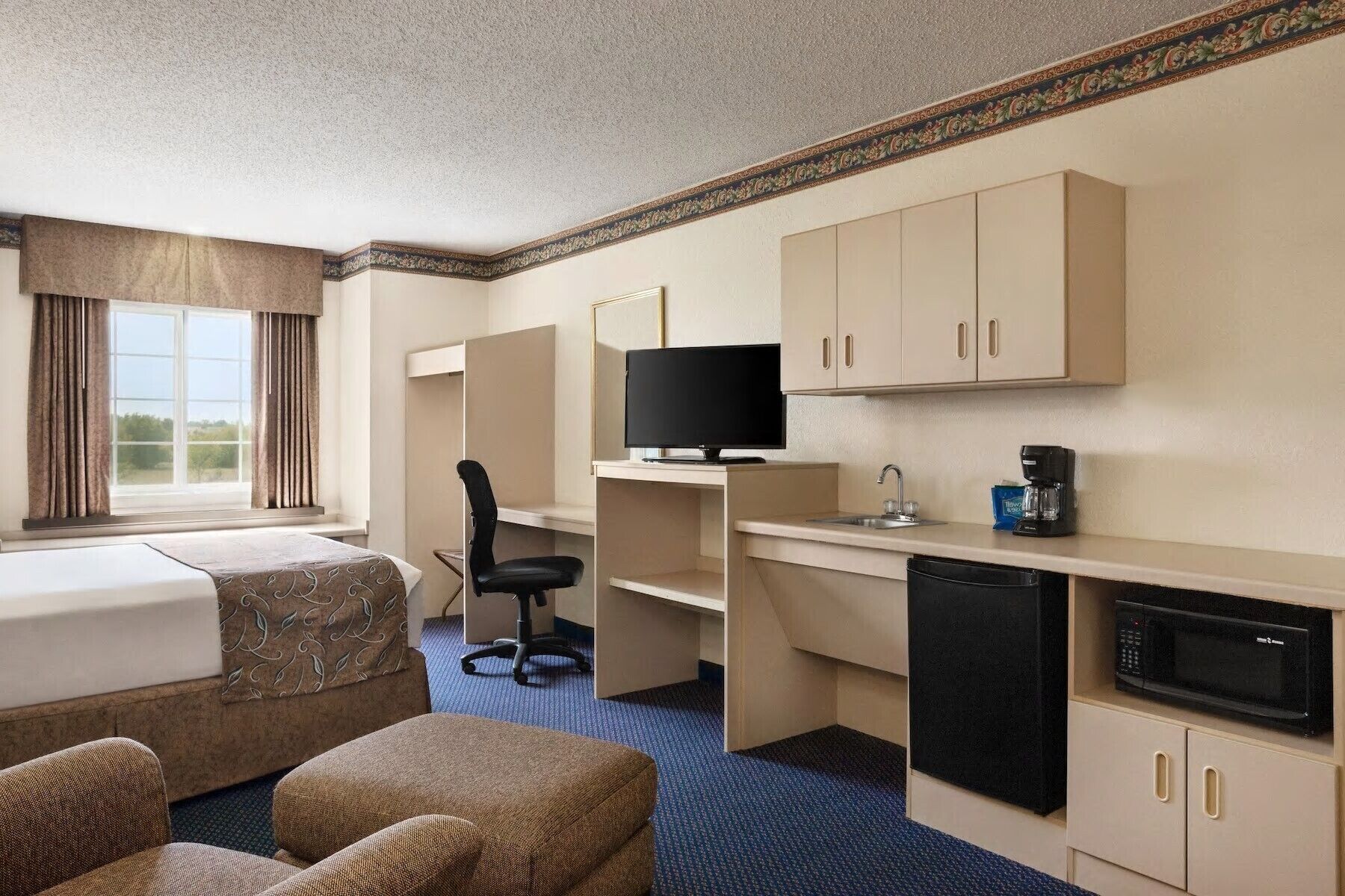suite, 1 queen bed, non smoking | desk, iron/ironing board, free cots/infant beds, rollaway beds